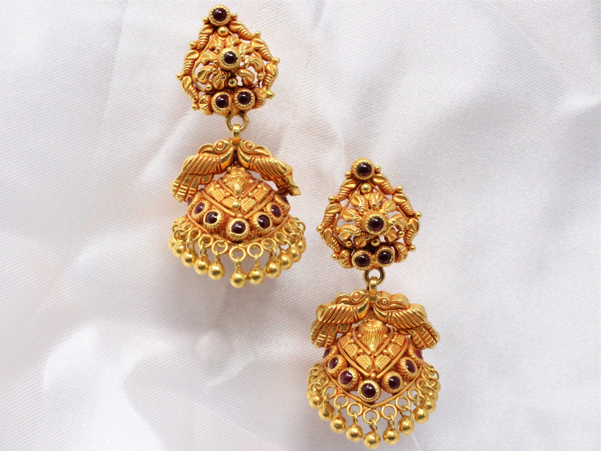 Red stone with hanging Jumka