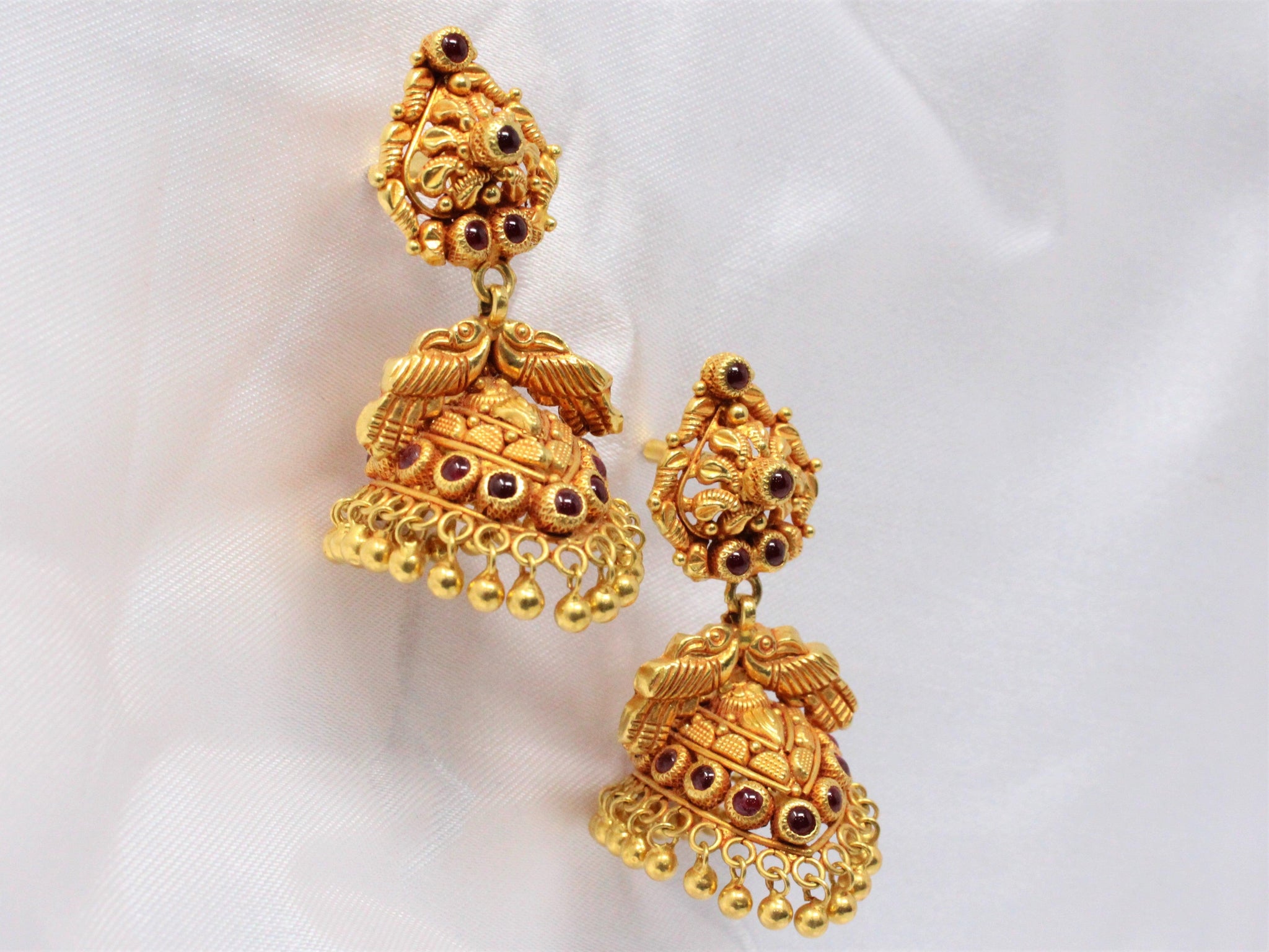 Red stone with hanging Jumka