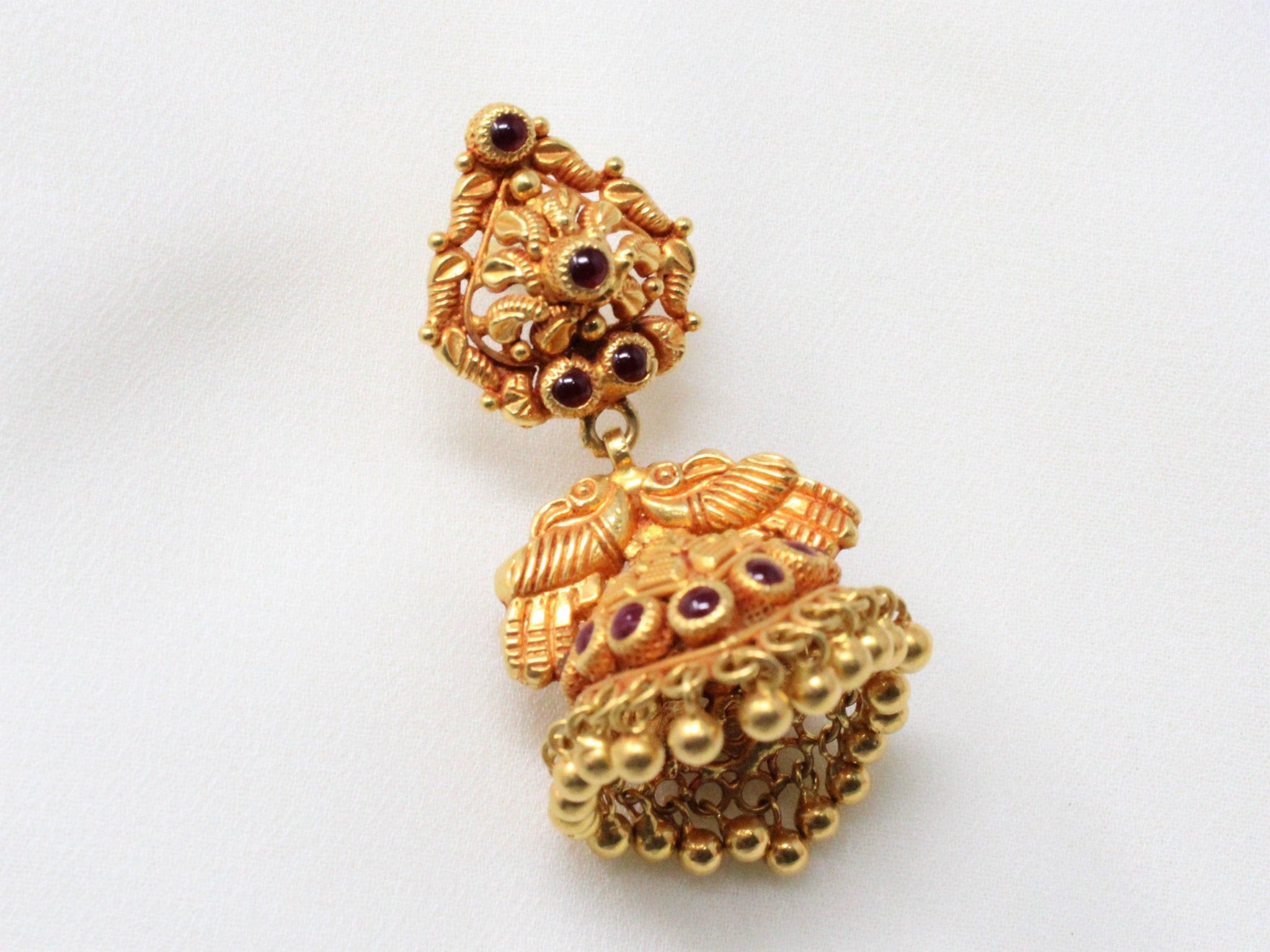 Red stone with hanging Jumka